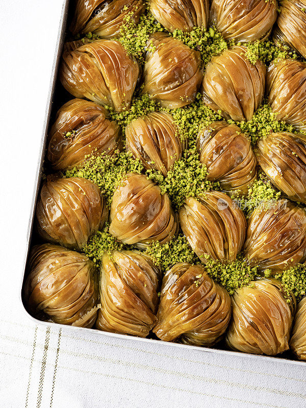 Mussel Baklava，开心果Mussel Baklava, Baklava，土耳其Midye Baklava(贻贝形状的Baklava)与开心果坚果